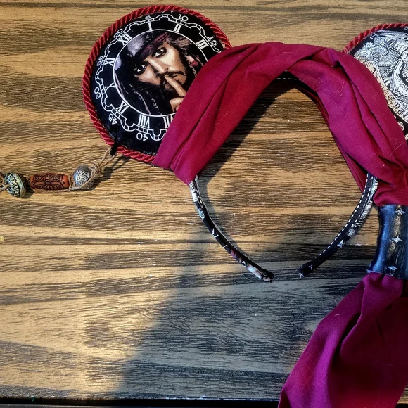 Red and Black Headband with Jack Sparrow - PIRATES OF THE CARIBBEAN - Picture 1 of 3